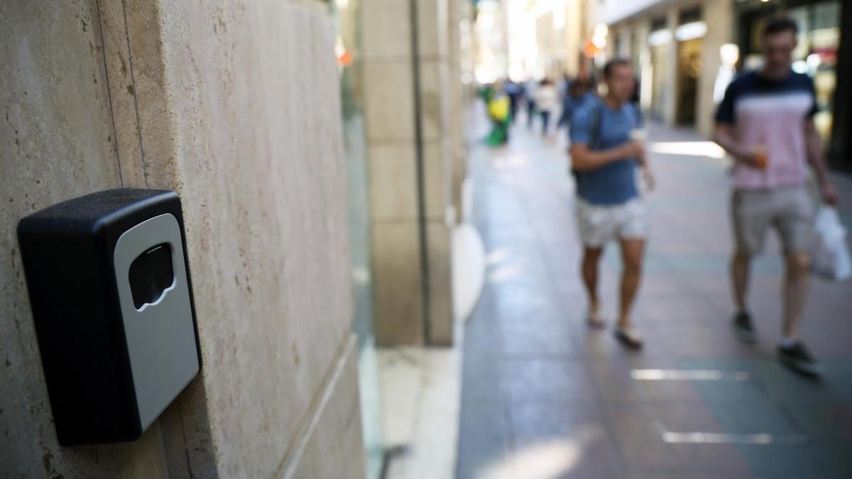 Candado guarda llaves de un piso turístico, en el Centro de Málaga.