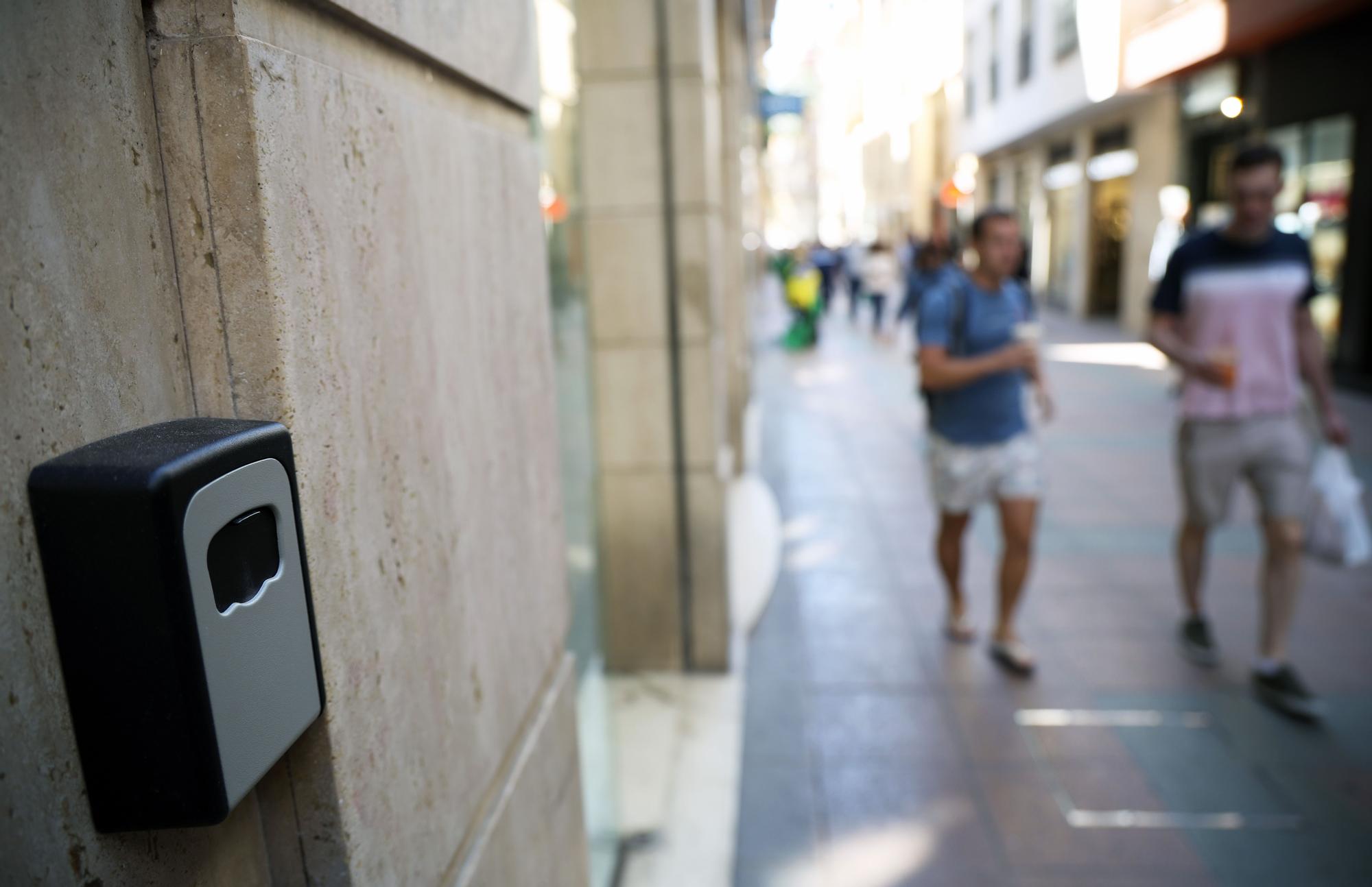 Candado guarda llaves de un piso turístico, en el Centro de Málaga.