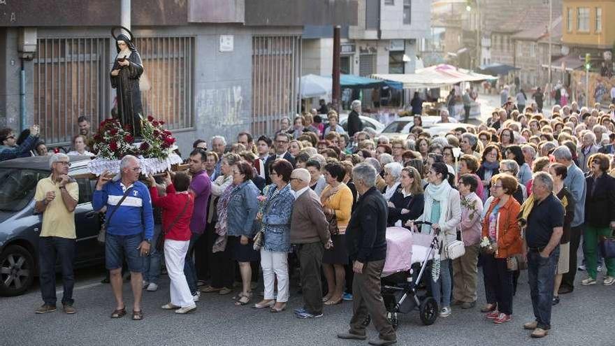 Los devotos durante la procesión. // Cristina Graña