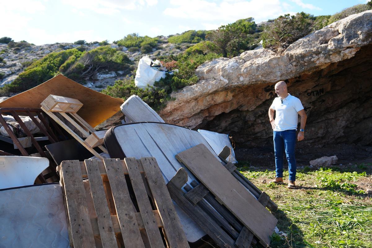 Vaciado de una de las cuevas para su clausura