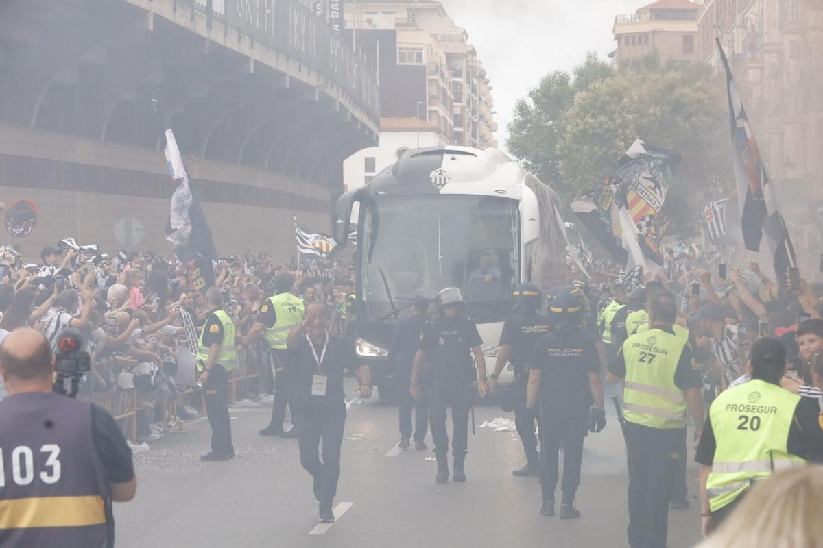 Galería | El recibimiento al autobús del Castellón, en imágenes Galería | El recibimiento al autobús del Castellón, en imágenes