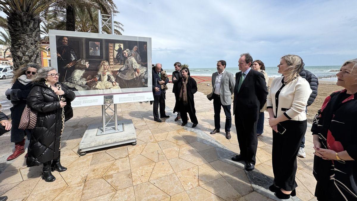 Obras tan famosas como ‘Las meninas’ de Velázquez ya pueden contemplarse en el paseo marítimo de Vinaròs.