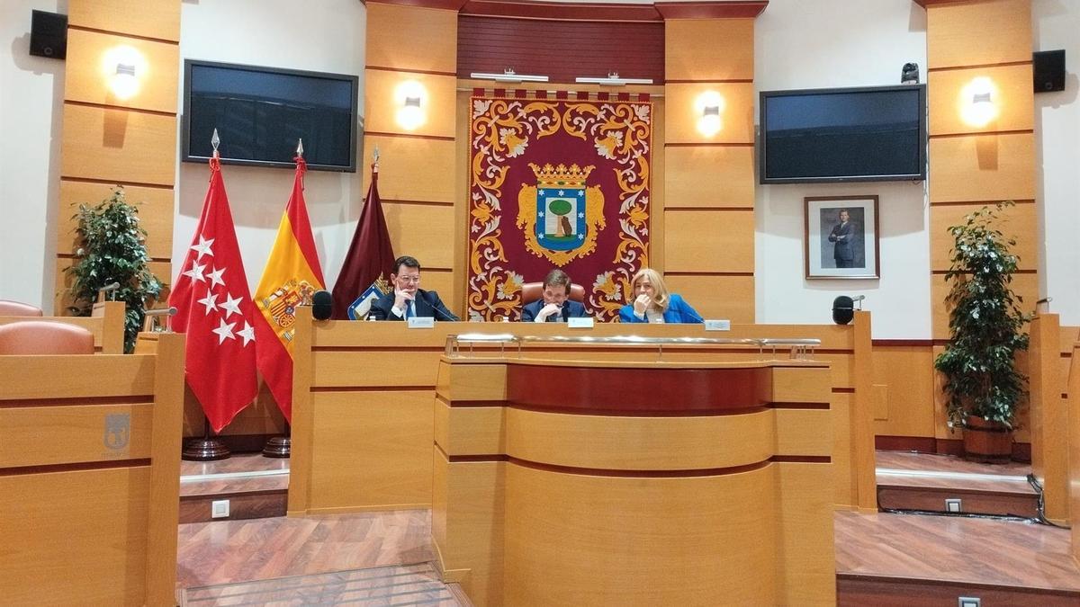 Almeida, Sanz y Pereira, el concejal  presidentede Villa de Vallecas, en la rueda de prensa de este jueves.