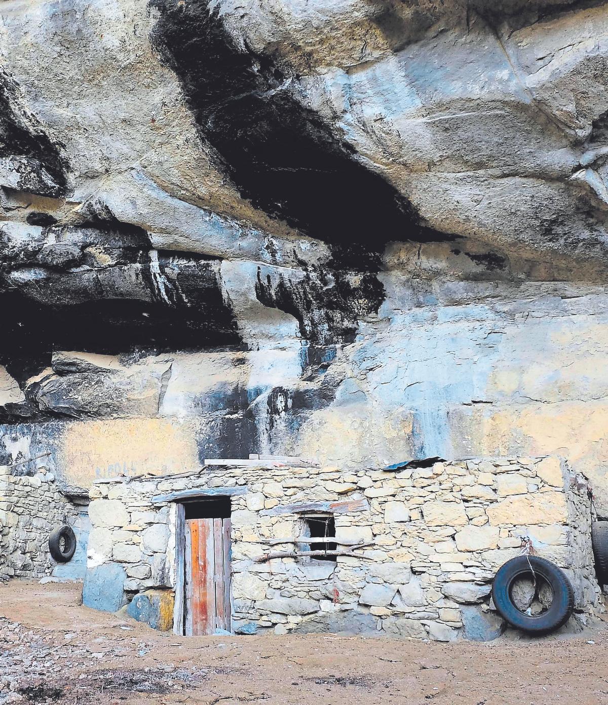 A la Baumassa de Llaés (Ripollès) s’hi havia viscut i havia servit com a corral d’ovelles.