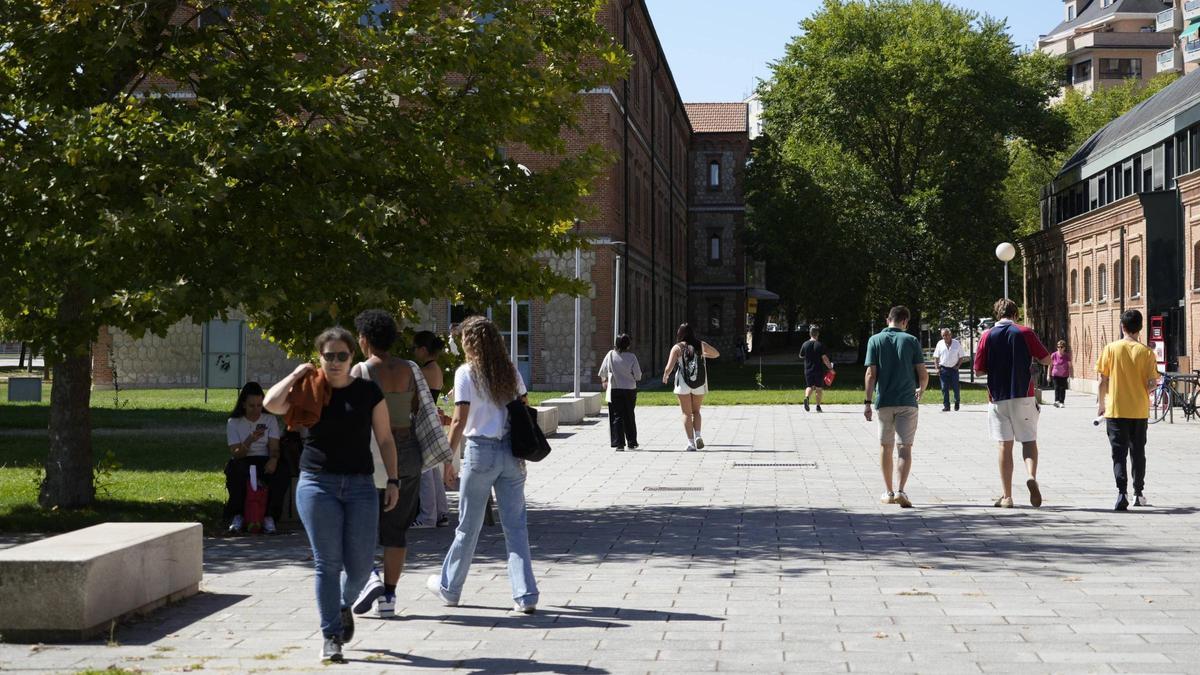 Estudiantes paseando por el Campus Viriato de Zamora.