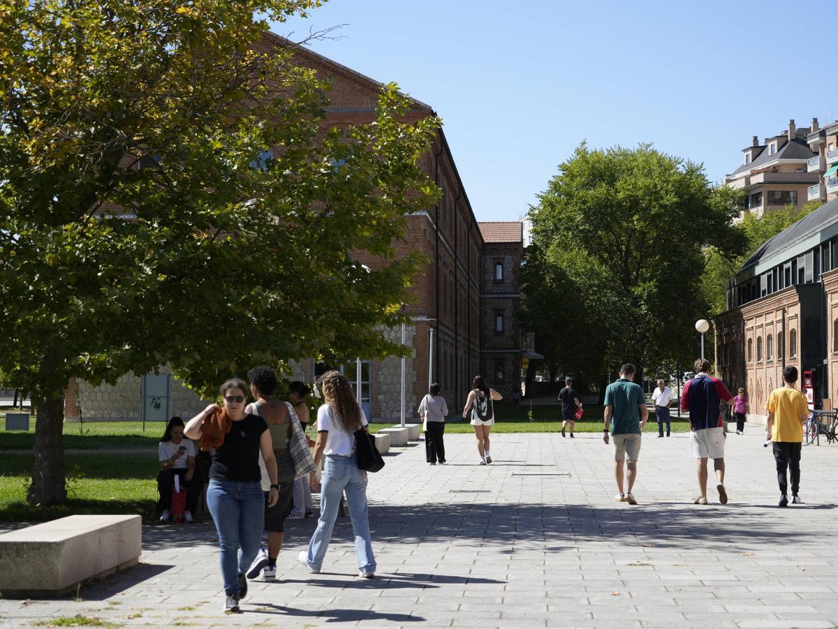 Estudiantes paseando por el Campus Viriato de Zamora.