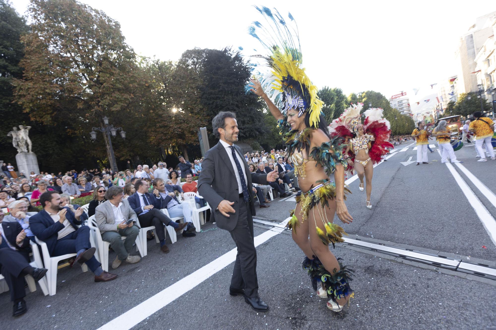 En Imágenes: El Desfile del Día de América llena las calles de Oviedo en una tarde veraniega