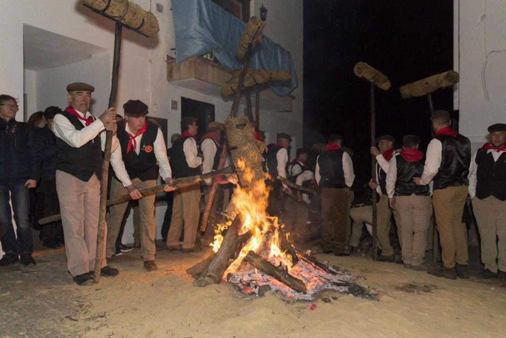 Fuego y villancicos acompañaron el camino de la Divina Pastora desde la ermita de la Veracruz