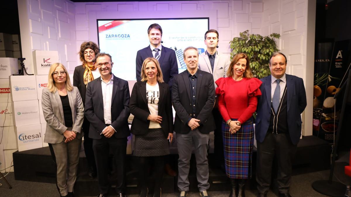 Foto de familia de los participantes en el Foro Zaragoza 2030 sobre la construcción