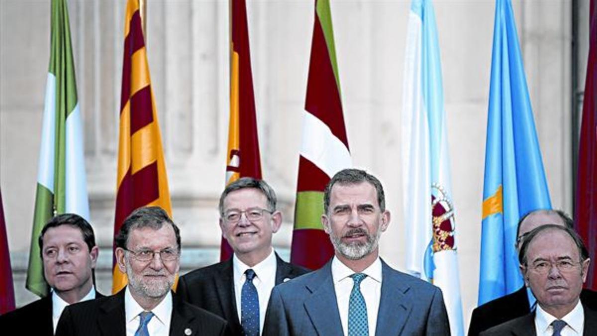 FOTO DE FAMILIA García-Page (Castilla-La Mancha), Rajoy, Puig (Comunidad Valenciana), Felipe VI y García-Escudero (Senado), posan ayer en la Cámara alta.