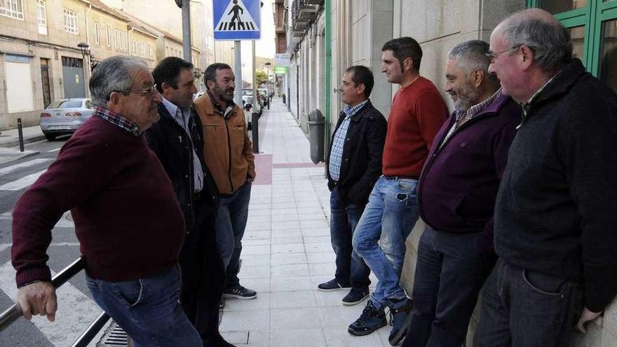 Un grupo de asistentes a la asamblea, tras el término de la misma. // Bernabé/Javier Lalín