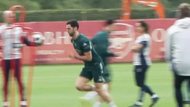 El español Mikel Merino vuelve a entrenarse con el grupo en el Arsenal