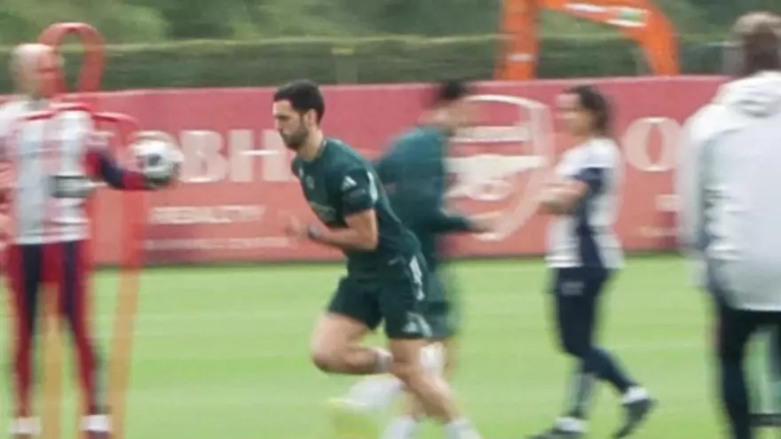 El español Mikel Merino vuelve a entrenarse con el grupo en el Arsenal