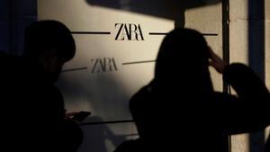 Dos personas ante una tienda de Zara