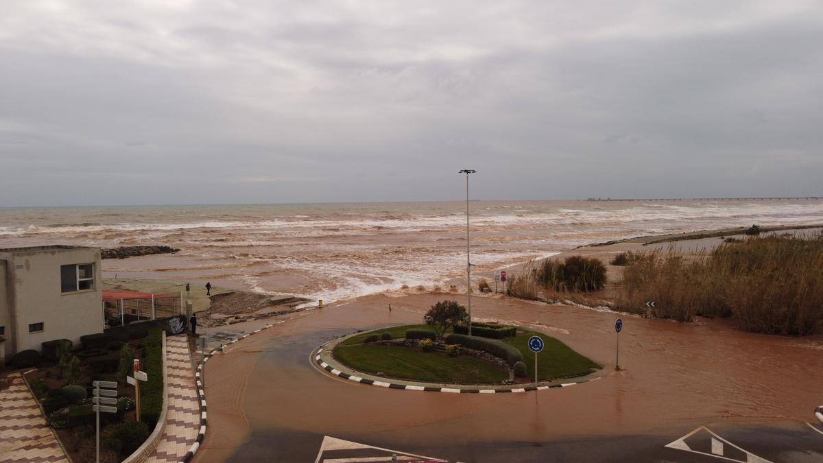 El desbordamiento del Palància se traga un paseo peatonal de Canet