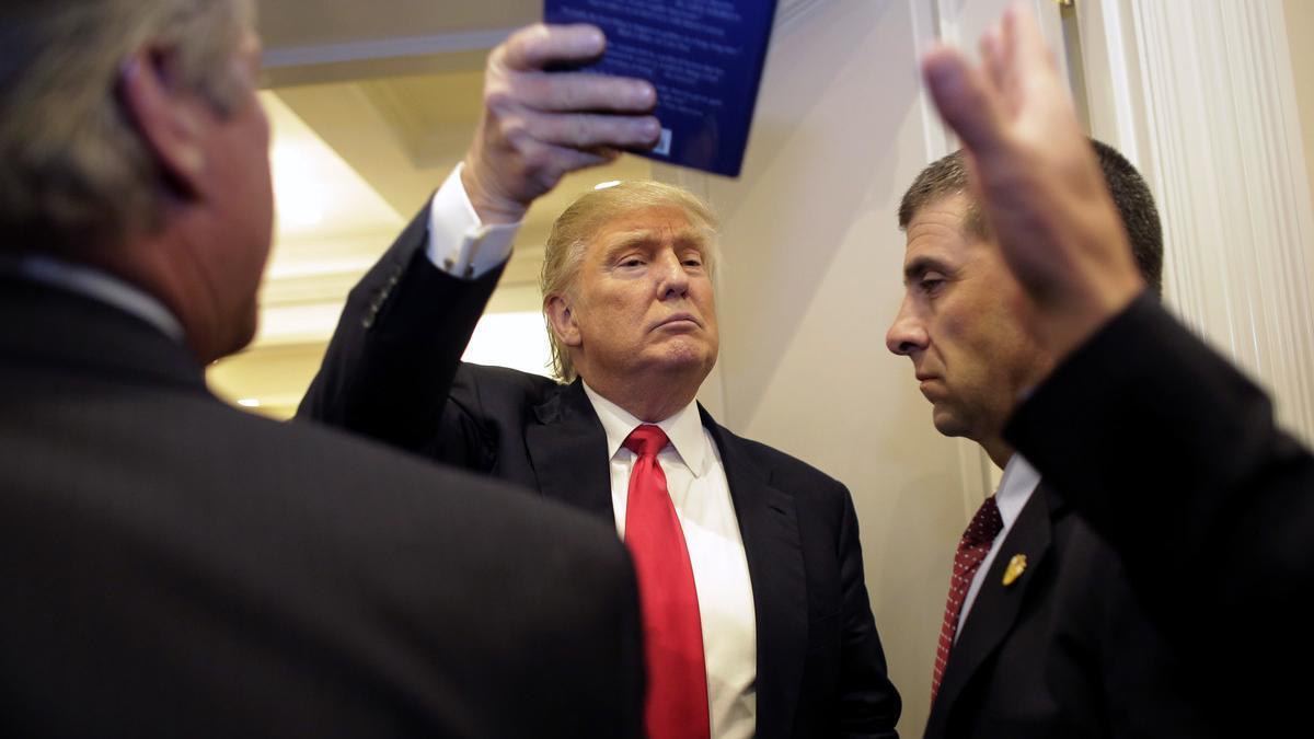 Donald Trump, con un libro de sus seguidores, en Jupiter, Florida.