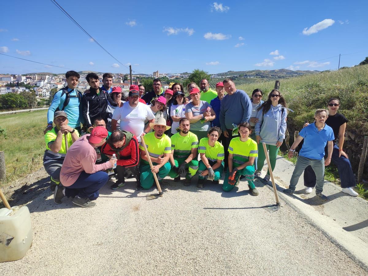 Participantes en la actividad celebrada en la Vía verde de Baena.