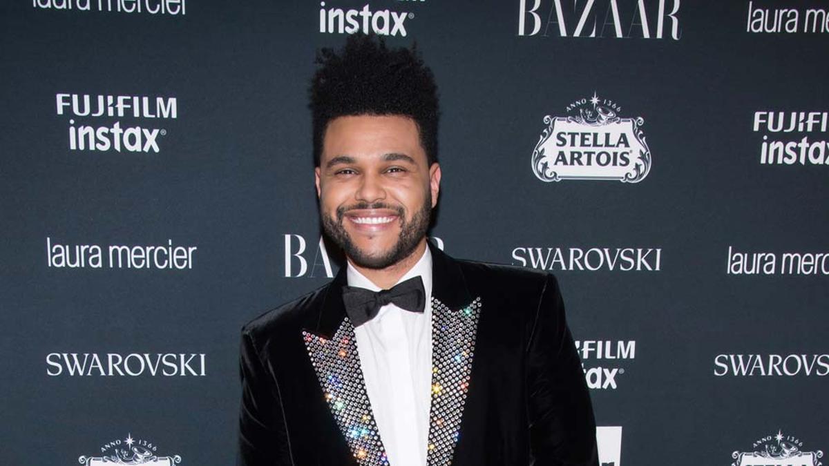 The Weeknd con chaqueta de terciopelo y brilli-brilli