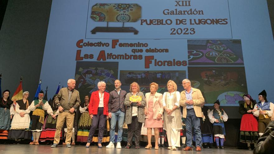 El colectivo de mujeres de las alfombras florales del Corpus recoge el premio &quot;Pueblo de Lugones&quot;: &quot;Han recuperado una tradición que estaba casi olvidada&quot;