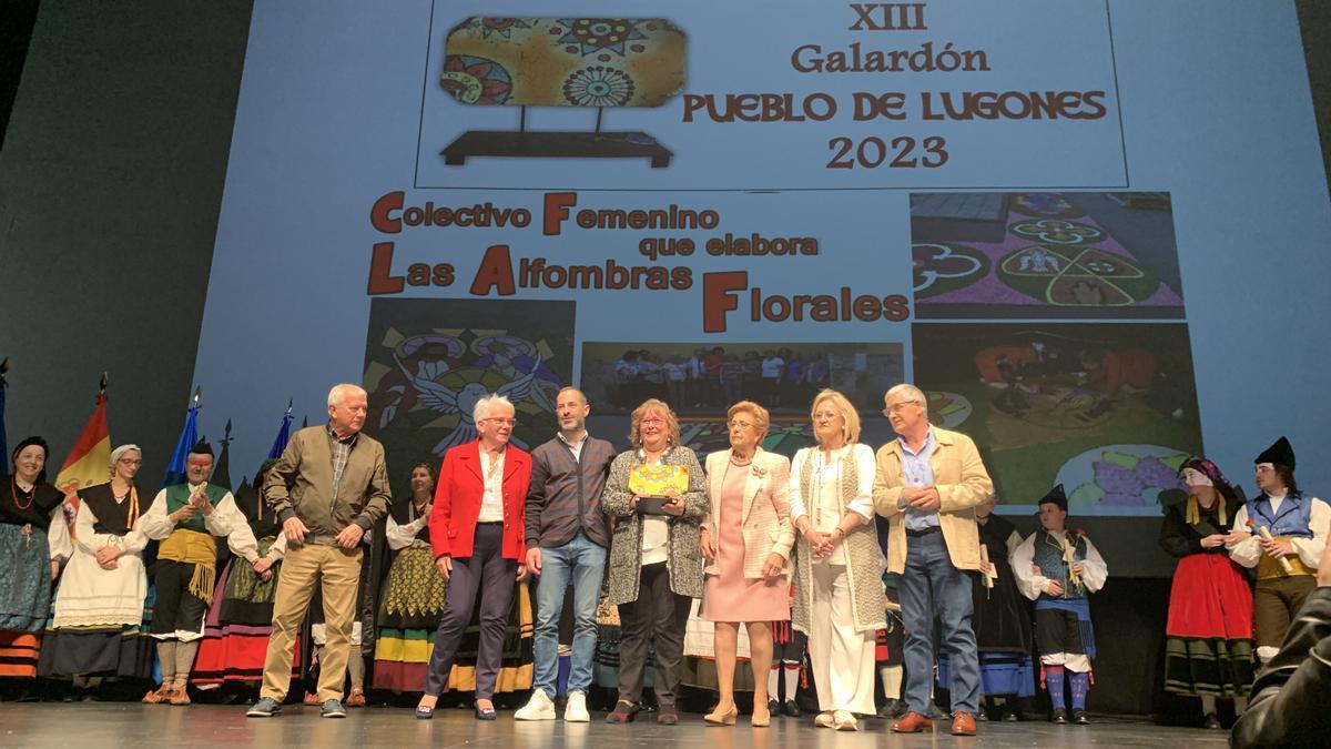 Premiadas, organizadores y representantes municipales, en la entrega del galardón.