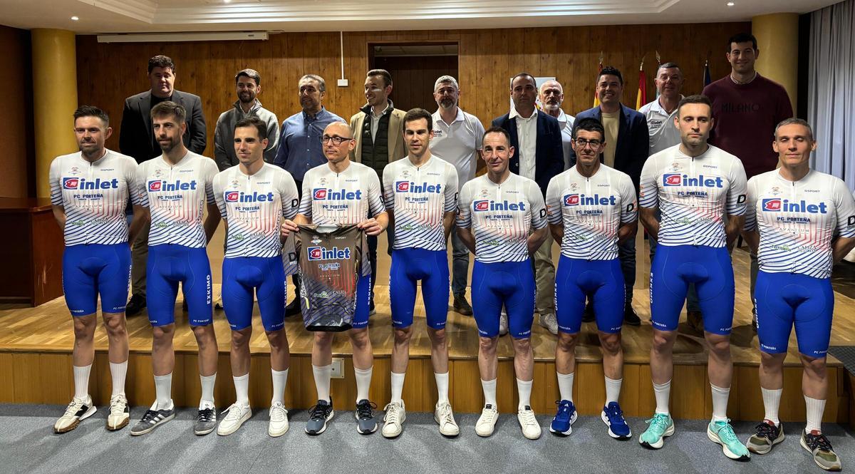 Autoridades, patrocinadores y ciclistas del Inlet PC Porteña.