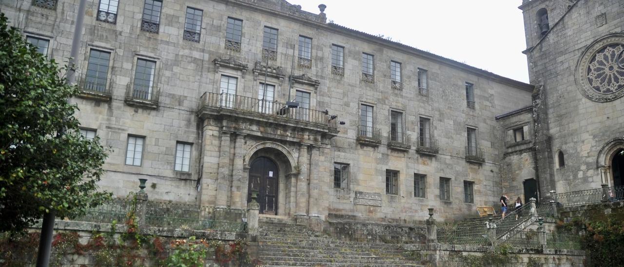 Fachada de la antigua delegación de Hacienda, en A Ferrería