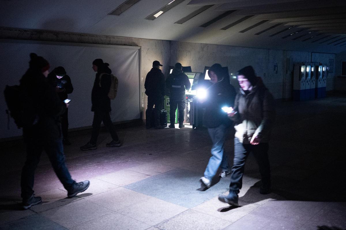 Ciutadans de Kiev utilitzant els seus mòbils com a llanterna a l'estació de metro de Demiivska després d'un tall de llum causat per un atac rus