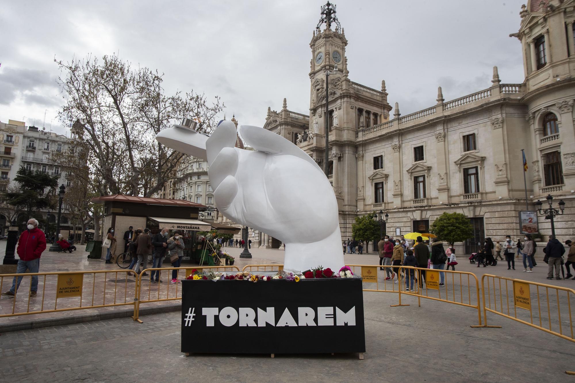 Así estaba en 2020 y así estaba hoy la plaza del Ayuntamiento a la hora de la "mascletà"