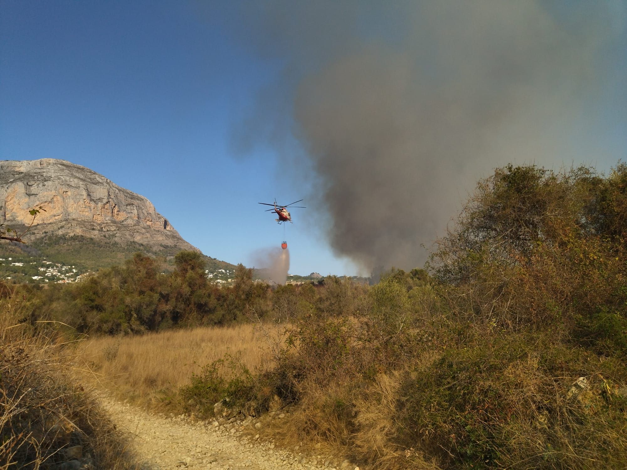 Las imágenes del virulento incendio de Xàbia