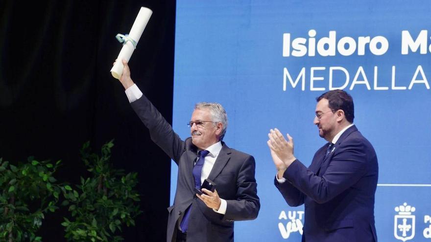 Isidoro Nicieza recibe la Medalla de Asturias: "Siempre he intentando hacer un periodismo útil para los asturianos"