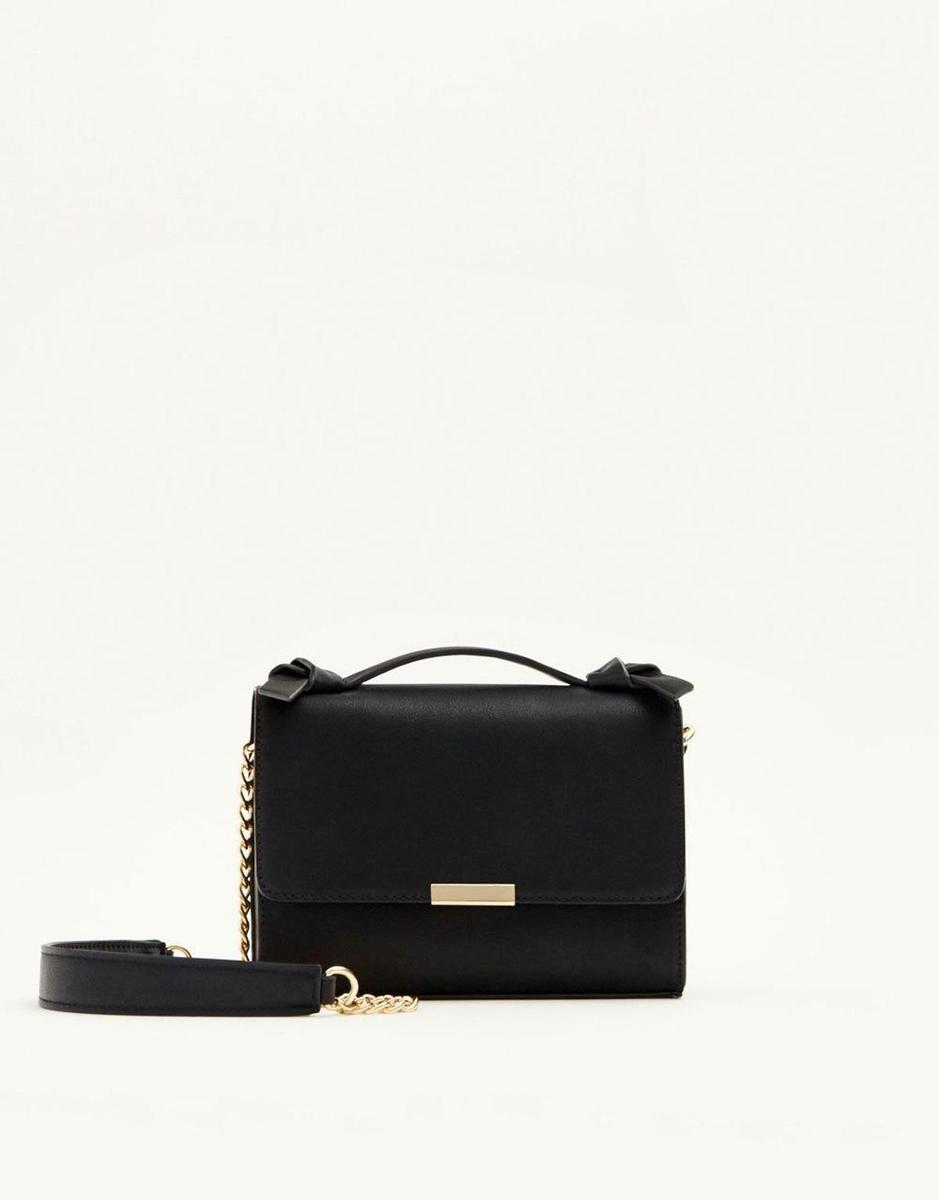 Bolso bandolera negro de Pull &amp; Bear (Precio: 12,99 euros)