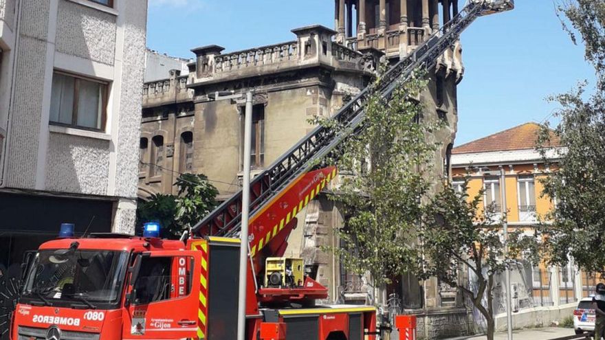 Los bomberos, actuando en el palacete de la plaza de Europa, ayer. | H. B.