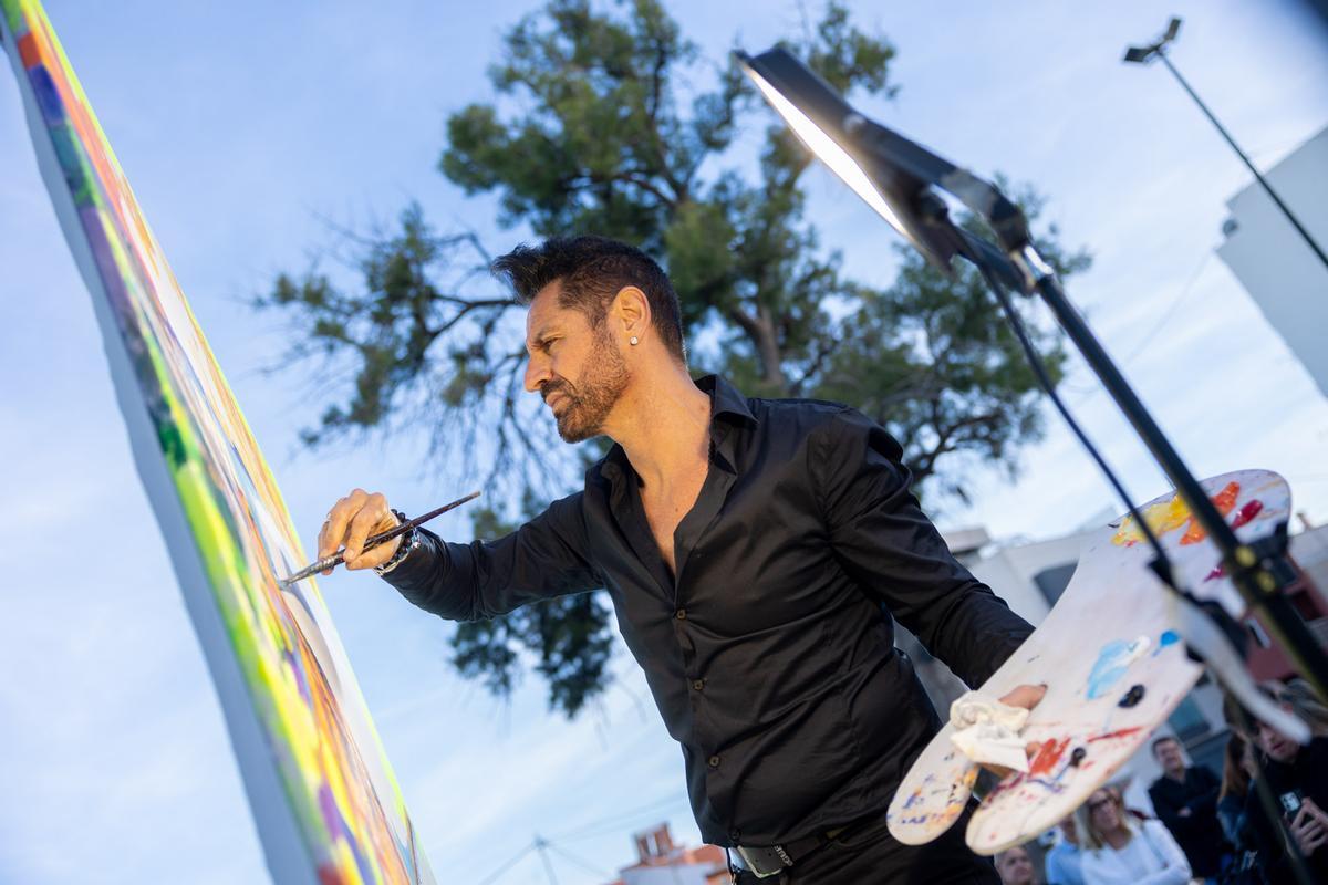 El artista alteano Tachi, en plena acción pintando un cuadro en las Escoles Velles.