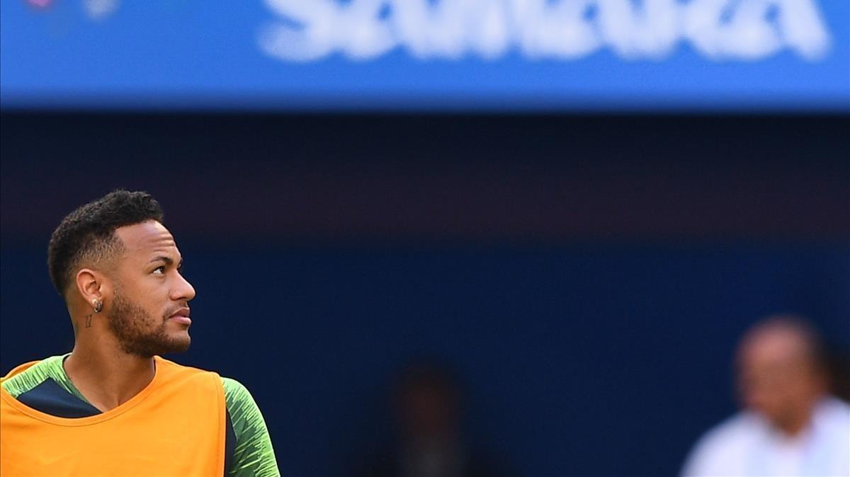 zentauroepp44088875 brazil s forward neymar takes part to a training session at 180702120509