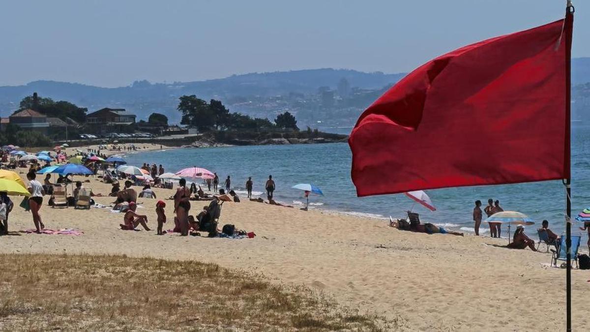 La bandera roja prohibiendo el baño ondeando en la playa de Rodeira.