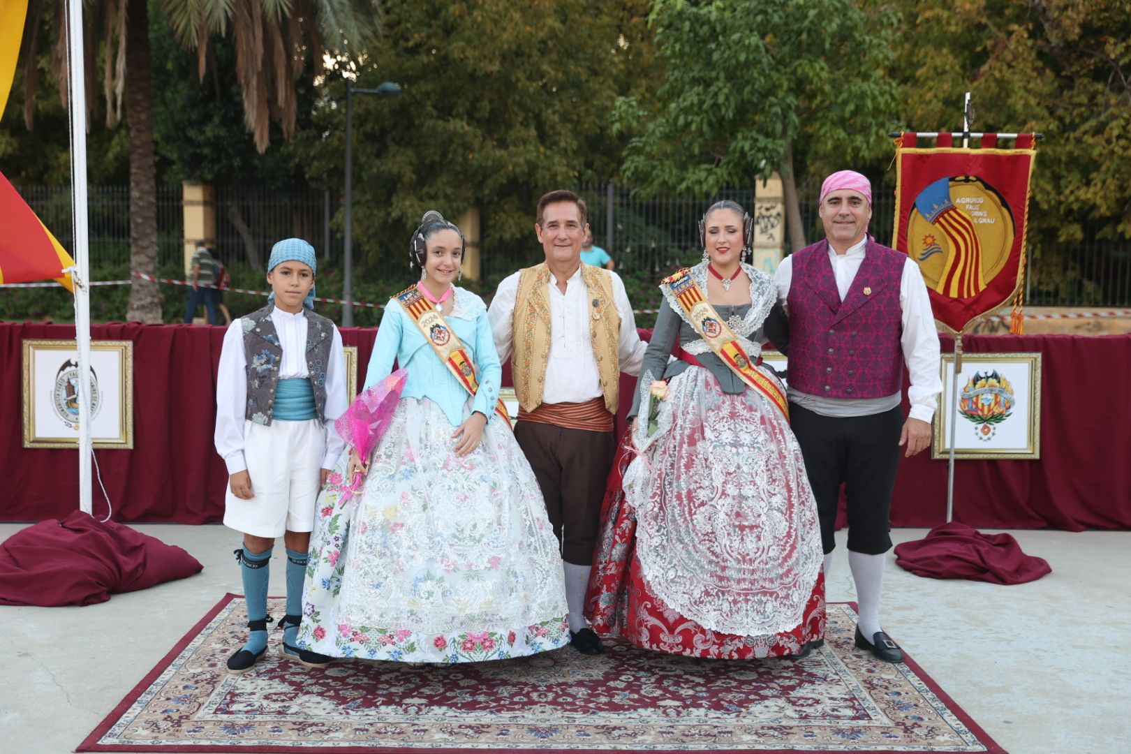 Las fallas de Camins al Grau izan la Senyera