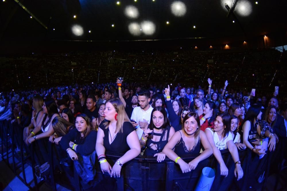 O cantante Romeo Santos subiu ao escenario do Coliseum ane 5.000 persoas cun micrófono dourado e cunha coroa, gafas de sol e ganas de bailar. Repasou os seus éxitos como 'Eres mía, mía, mía'.