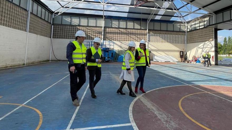 Por la izquierda, Alejandro Vega, Julio Vallaure, Lydia Espina y Verónica García, en el polideportivo del colegio. | LNE