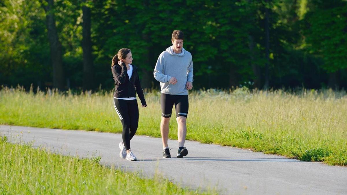 Un chico y una chica caminando