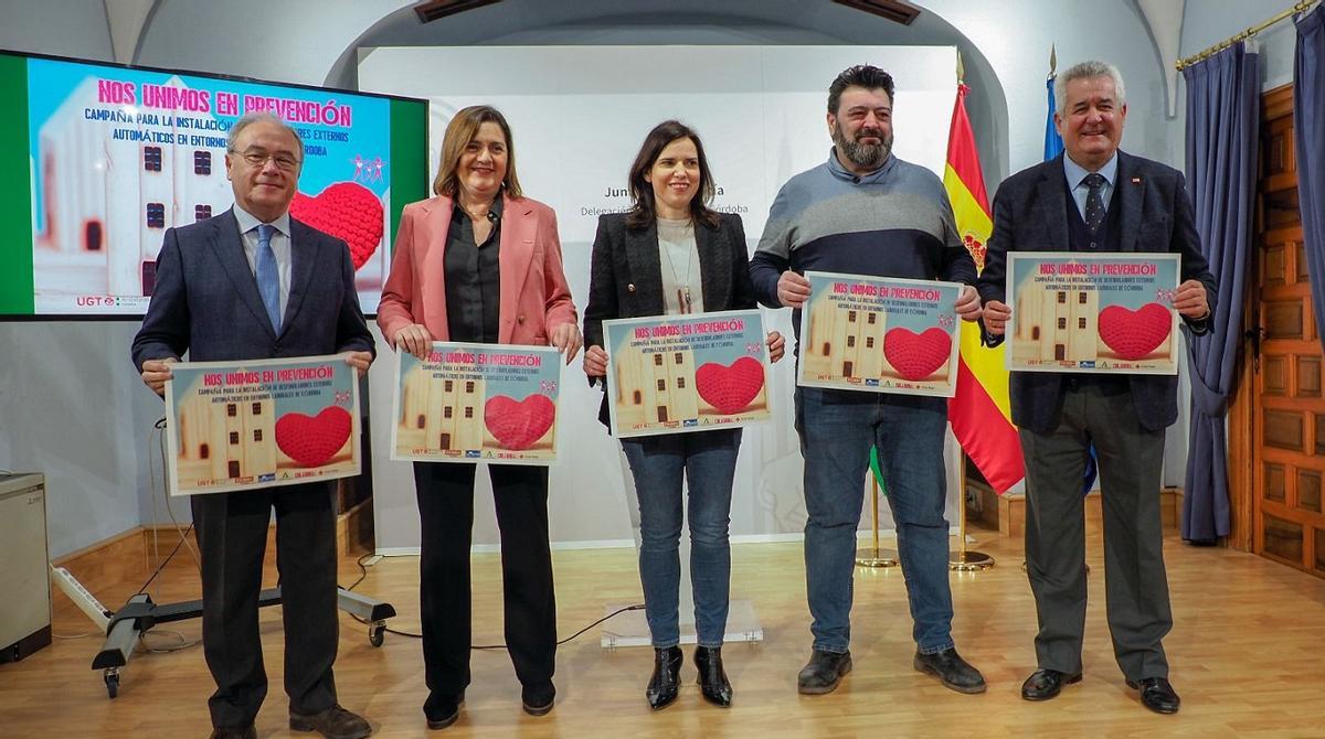 De izquierda a derecha, presidente de CECO, Antonio Díaz; secretaria general de CCOO Córdoba, Marina Borrego; delegada de Empleo, Mª Dolores Gálvez; sectretario general de UGT Córdoba, Vicente Palomares, y vicepresidente de Cruz Roja Española en Córdoba, Antonio Valdivia.