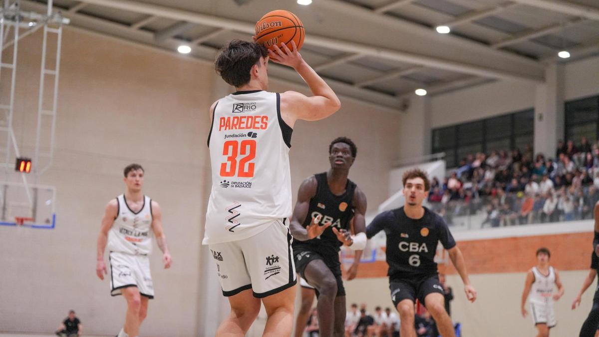 Paredes intenta un triple ante dos rivales del CBA.