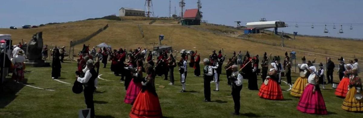 A xornada, no cume da estación de montaña, rematou co Himno Antergo de Galicia ao unísono. |
