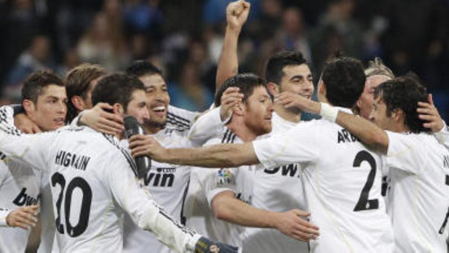 Los jugadores del Real Madrid celebran su victoria ante el Sevilla.