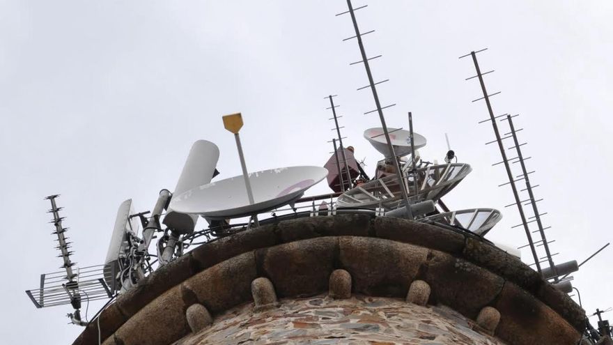 Antenas en la Torre del Reloj en plaza de Italia.