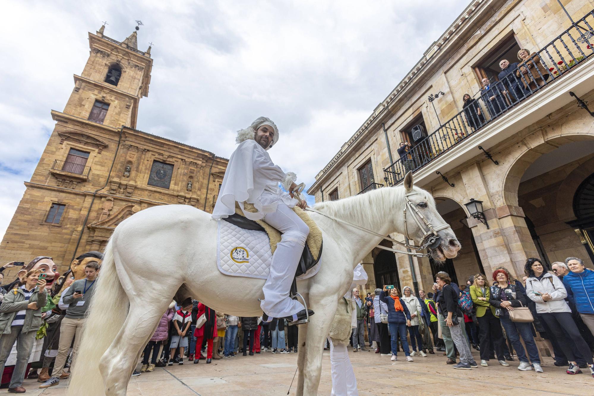 En imágenes | Cabalgata del Heraldo por las calles de Oviedo