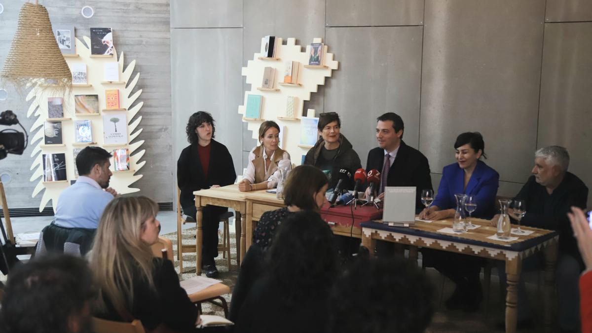 Presentación del catálogo 'Futuros Abundantes' con Berta Gutiérrez, Marian Aguilar, Daniela Zyman, José María Bellido, Rosa Ferré y Juan Antonio Álvarez