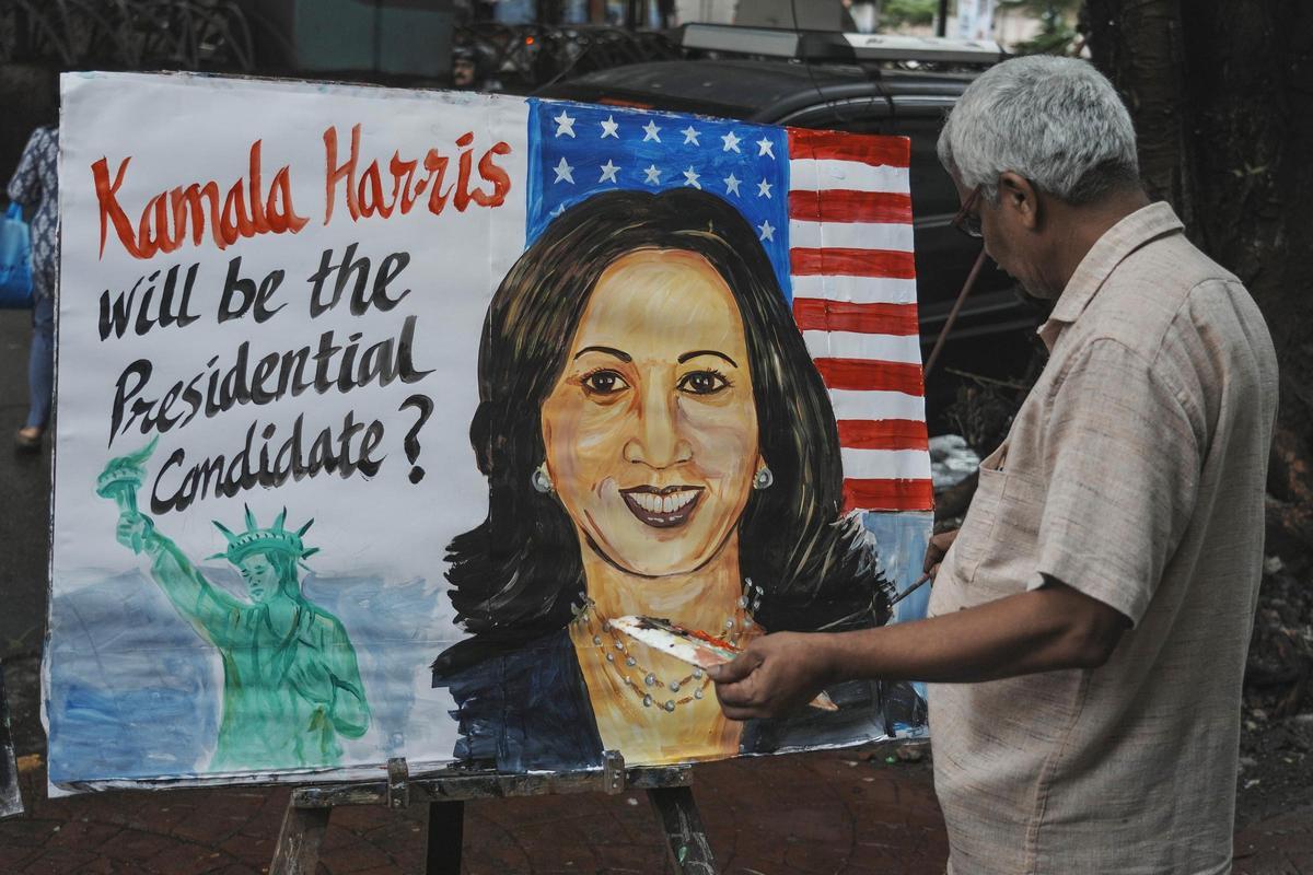 El profesor de arte, Prithvi Raj Kambli, pinta un retrato de Kamala Harris en Mumbai, India, el lunes 22 de julio de 2024