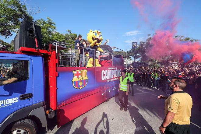 ¡De locos! Las mejores imágenes de una ciudad entregada al Barça