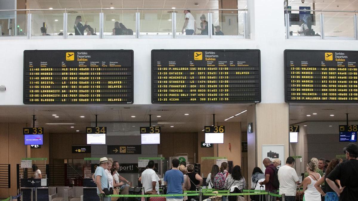 El panel de salidas en el aeropuerto de Ibiza
