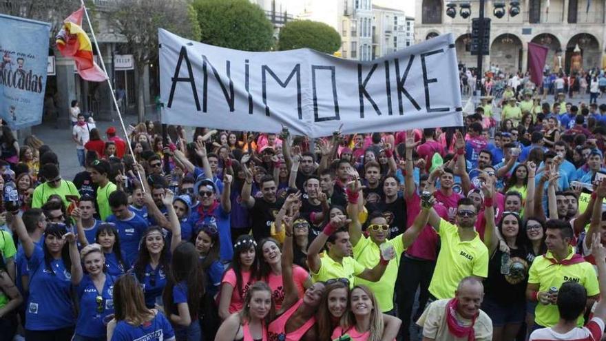 Apoyo de los peñistas a un compañero lesionado